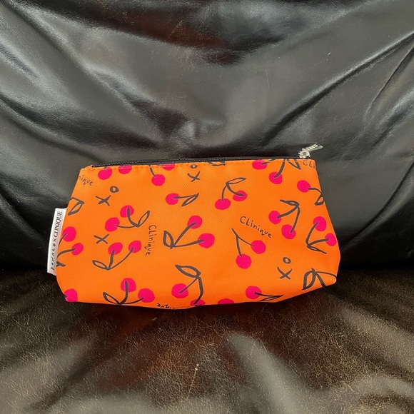 🧡BNWOT ORANGE CLINIQUE MAKEUP BAG🧡 - Picture 1 of 4
